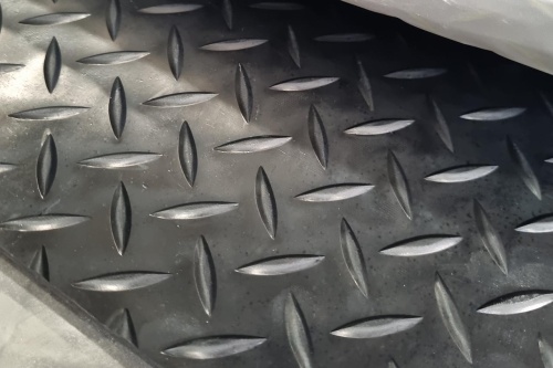 Дорожка автомобильная "ёлочка" (толщ. 4 мм, шир. ~1000 мм, дл. ~5 м, вес ~22,5 кг) Китай