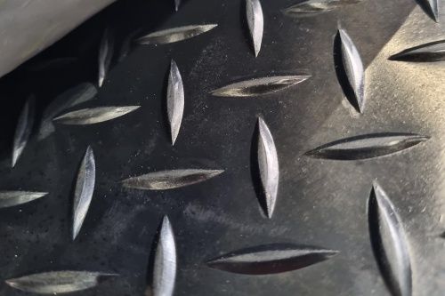 Дорожка автомобильная "ёлочка" (толщ. 3 мм, шир. ~1200 мм, дл. ~5 м, вес ~25.2 кг) Китай